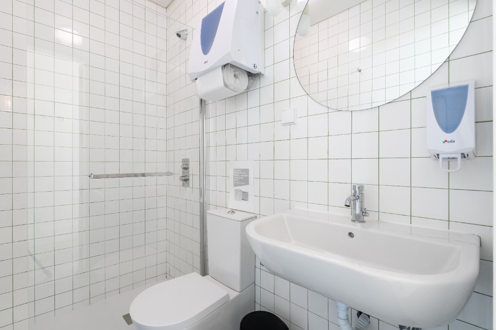 Dorm 15 Pax Ensuite Bathroom