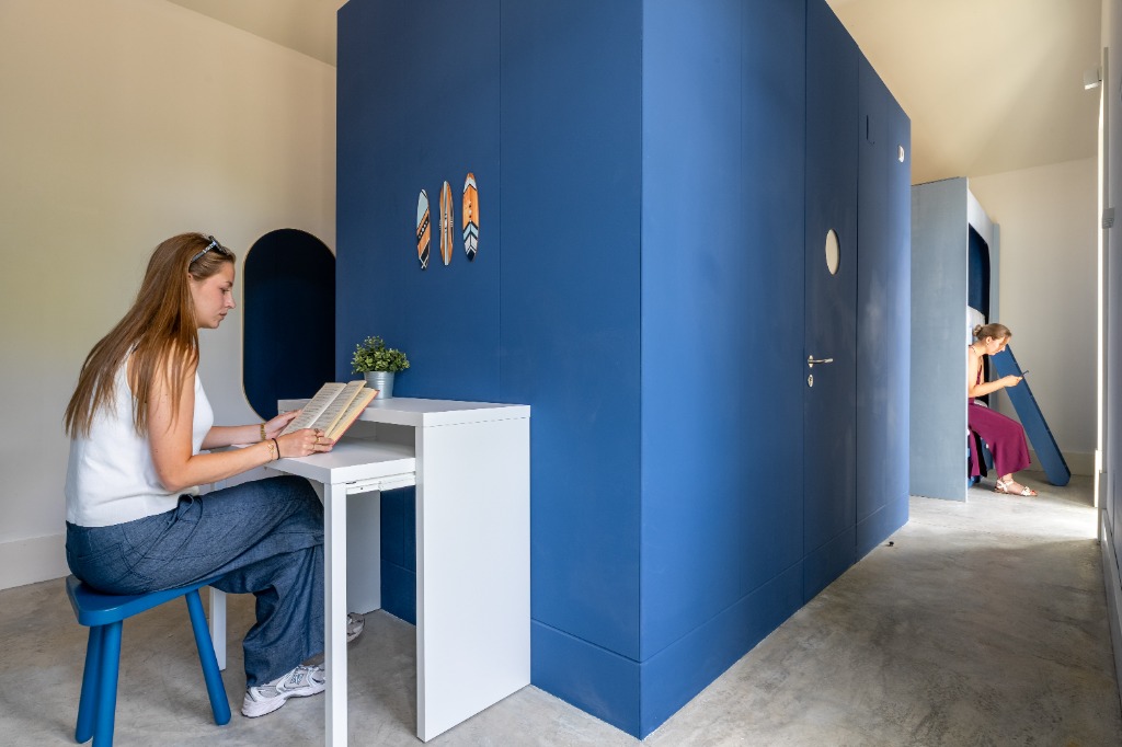 Pod 8 Pax - Pod Room Overview with Guests